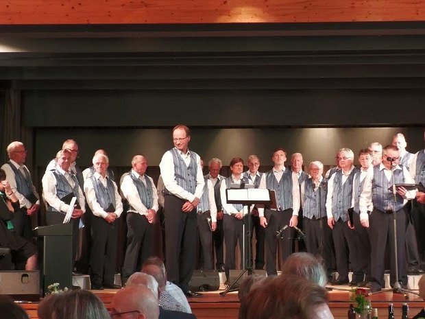 Konzert des Männerchors Leimbach im Reformierten Kirchenzentrum auf YouTube 4. Mai 2024 1.Teil Sie hören im ersten Teil:Grüss Euch Gott/ Carl Zeller aus der Operette Der VogelhändlerLa sera sper il lag/ Gion B....